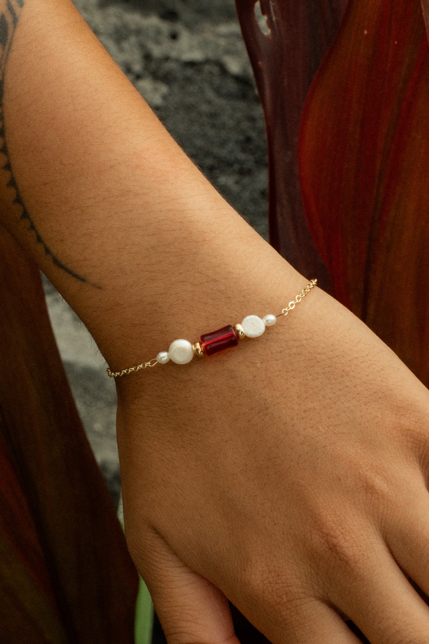 Elegant deep red bracelet with gold and pearls