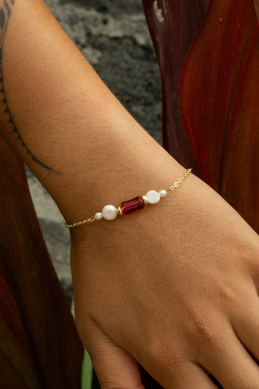 Elegant deep red bracelet with gold and pearls