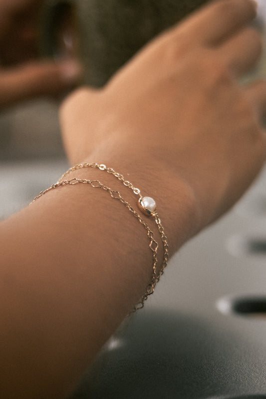 Dainty gold lined pearl bracelet