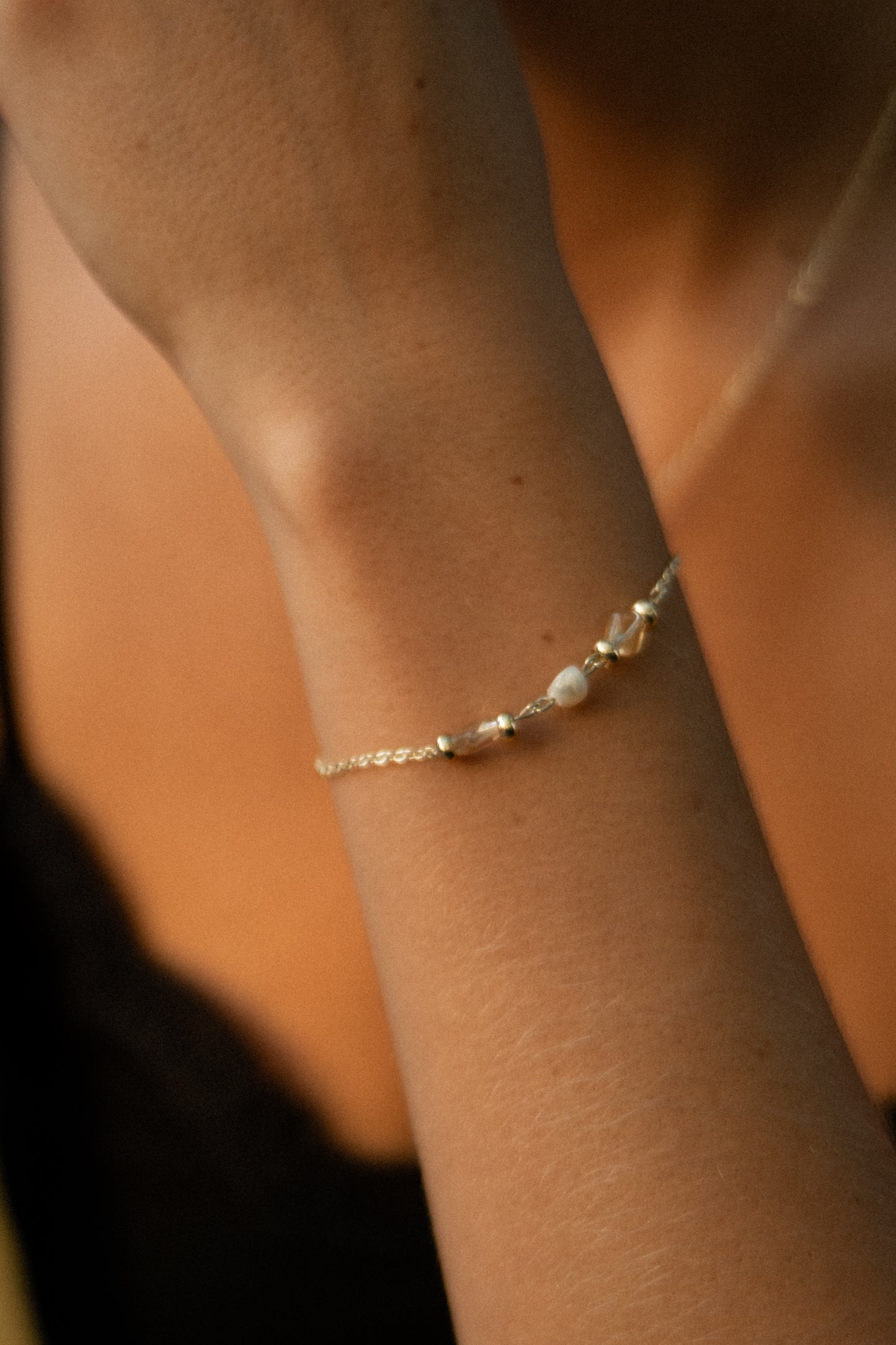 Glowy glass and gold bracelet